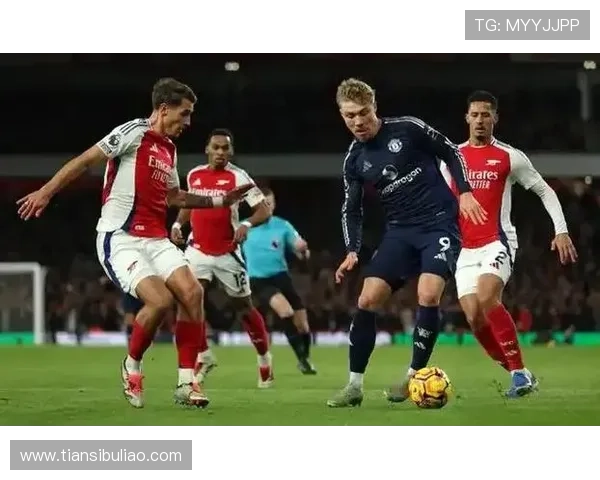 焦点战来袭利物浦迎战曼联红魔穿白色客场球衣争锋决胜时刻 焦点战来袭利物浦迎战曼联红魔穿白色客场球衣争锋决胜时刻