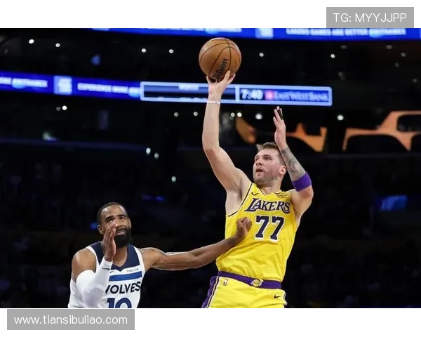 东契奇上半场火力全开狂砍32分 湖人半场险压森林狼仅领先5分 东契奇上半场火力全开狂砍32分 湖人半场险压森林狼仅领先5分